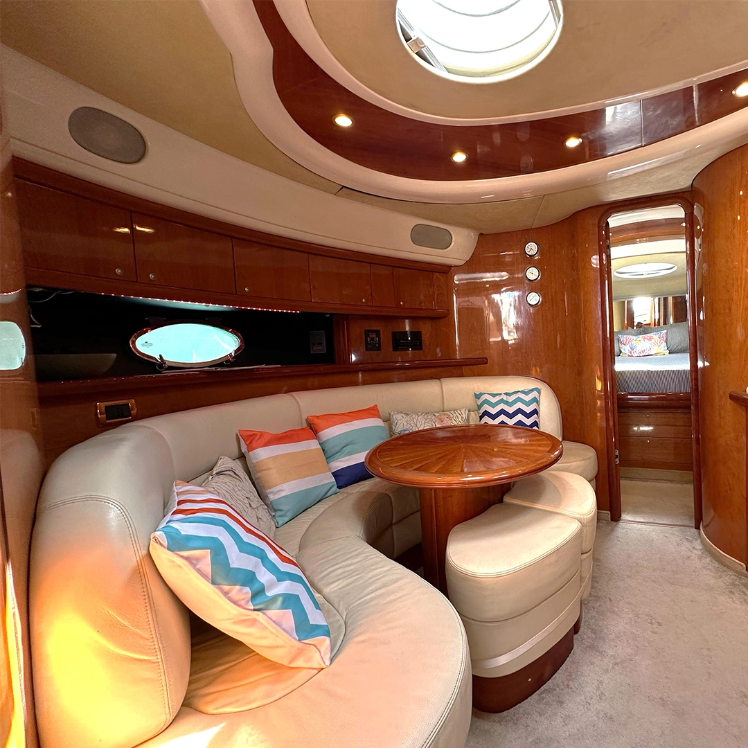 interior del yate